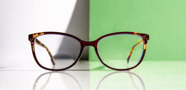 Are you still using eyeglass or corners of your clothes to wipe the lens? He taught the correct cleaning steps not to make the eyeglasses become more and more colorful as they rub,