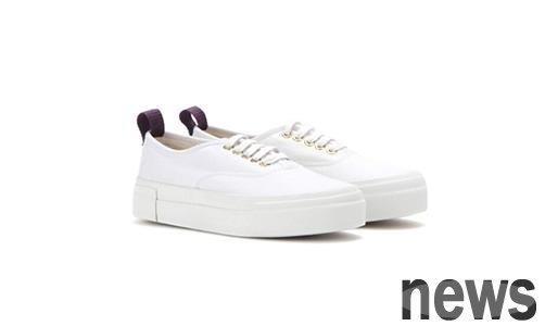Can yellowing on the sides of small white shoes solve the problem?