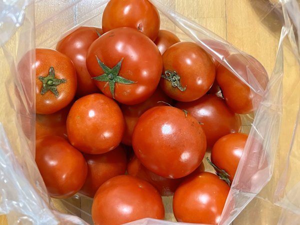 Say the food and tomato The little sun on the dining table