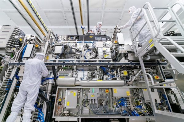Intel underestimates the importance of exposure machines to semiconductors, and reduces the ASML target price
