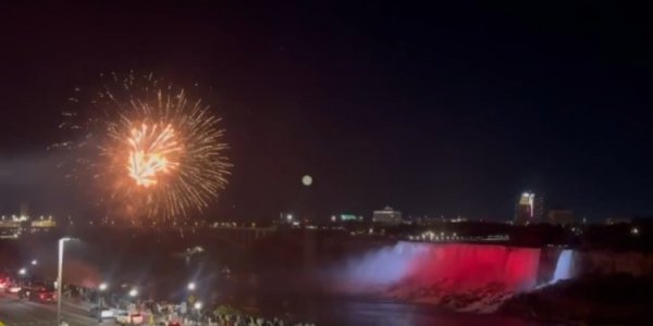 Cards! Niagara Falls are bright red, black and white. Welcome Manchester United to visit the United States