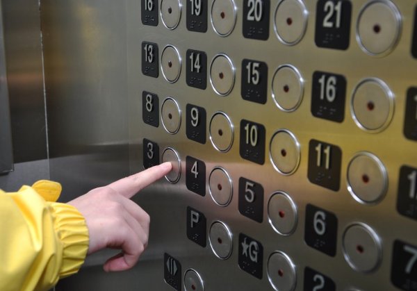 A writer takes the elevator in just 20 seconds of cultural impact, and the white mother s 