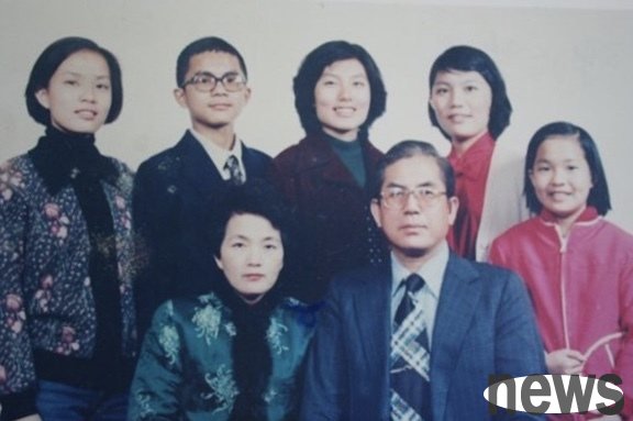 何方(右1)青春正盛時，卻是家庭遽變時，父母間的暴力、外遇、爭吵、破產等等，就是她的日常。(圖/何方提供)
<br />圖檔來源／何方提供 