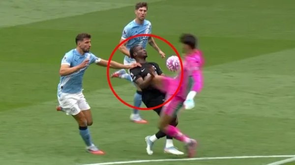 Flying knee strike + handball outside the penalty area! Fans are hotly discussed: Trafford was not sent off with a red card? VAR?