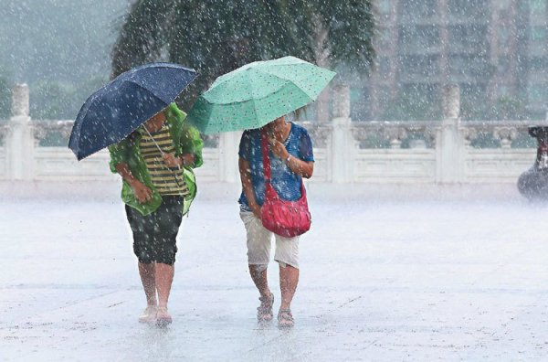 The heavy rain explodes with 