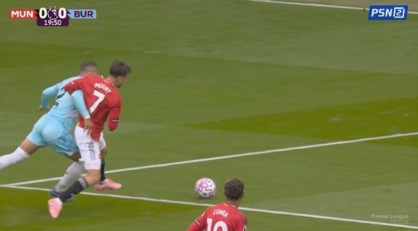 Premier League official explanation Manchester United s penalty kick was cancelled: The referee found Walker did not foul on Mount after reviewing