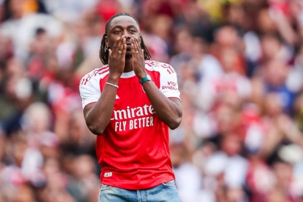 Eze Arsenal scored a goal for the first time in the Premier League, and the English player who was promoted was Chamberlain