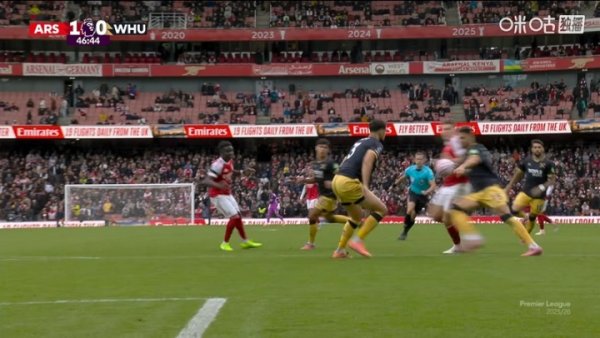 Arsenal players  complaints are fruitless! Mavropanos handball in the penalty area, referee did not show
