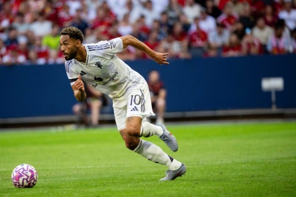 Asked by a gun fan if he would join Arsenal! Cunha refused to answer at first, then smiled and replied 