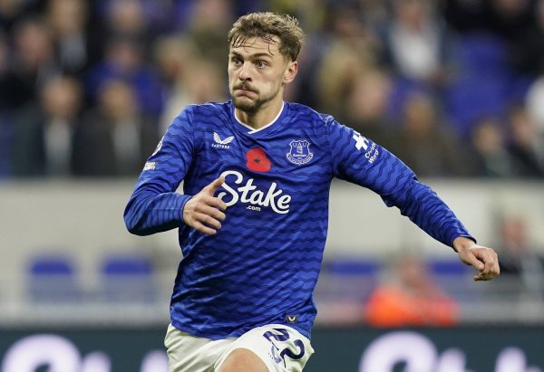 Hall scored with his right foot in the Premier League for the first time in his career. The previous 4 goals were all scored with his left foot.